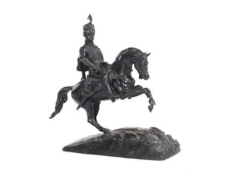 Große Reiterstatue in Bronze eines europäischen Königs in Husarenuniform